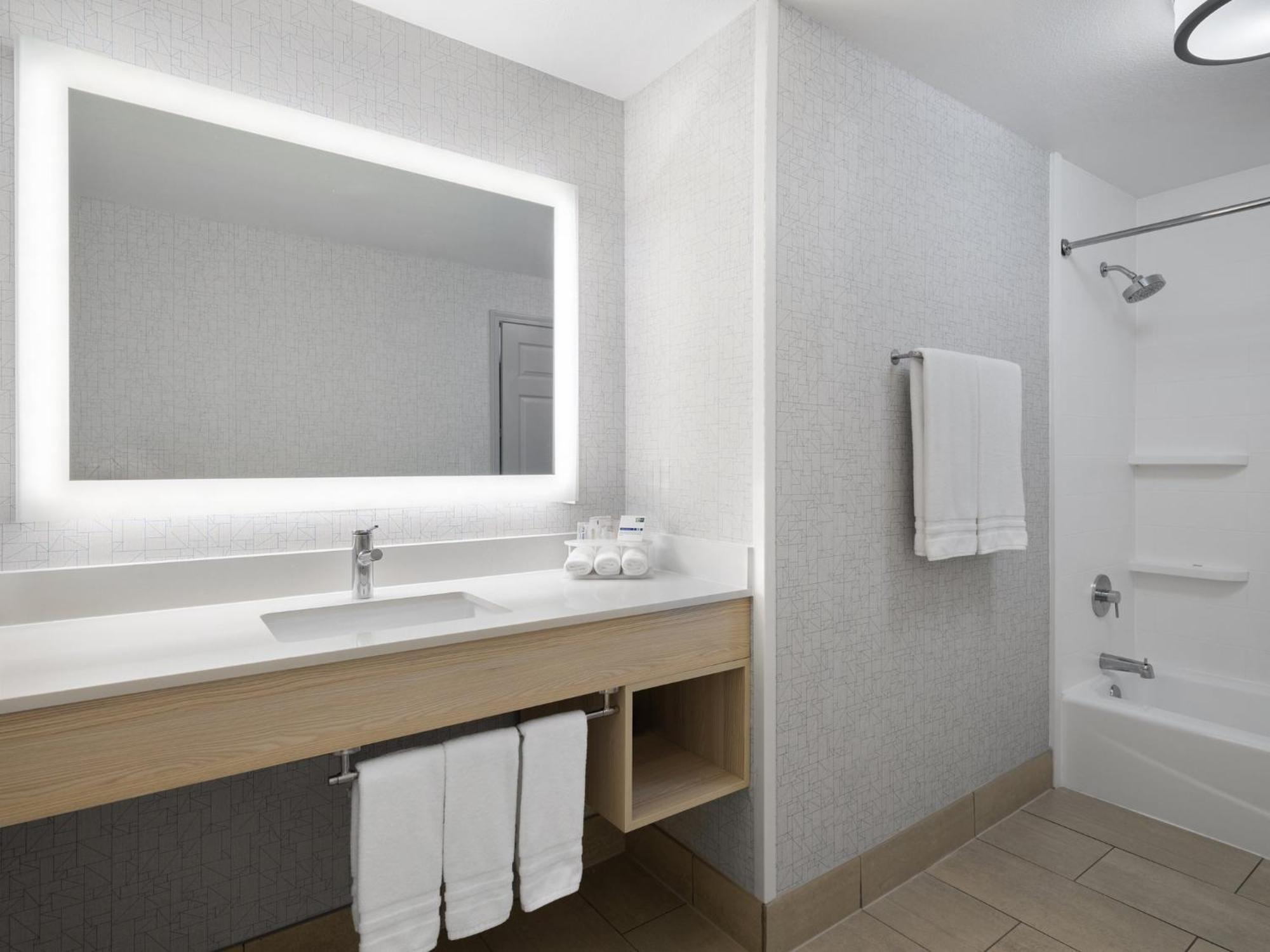 Holiday Inn Express Fort Bragg By Ihg Eksteriør billede